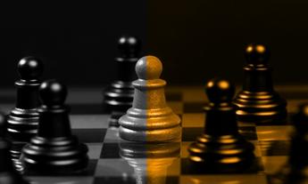 Bir grup çalışanın ortasında vizyonuyla ışık tutan lider figürü; kurumsal aidiyeti, ortak değerleri ve amaç odaklı yönetimi simgeleyen görsel.