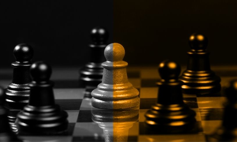 Bir grup çalışanın ortasında vizyonuyla ışık tutan lider figürü; kurumsal aidiyeti, ortak değerleri ve amaç odaklı yönetimi simgeleyen görsel.