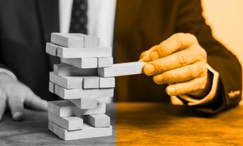 Sisli ve karmaşık bir arka planda net bir yönü gösteren pusula veya ışık kaynağı; kriz anlarında yön bulmayı, risk yönetimini ve stratejik vizyonu simgeleyen görsel.