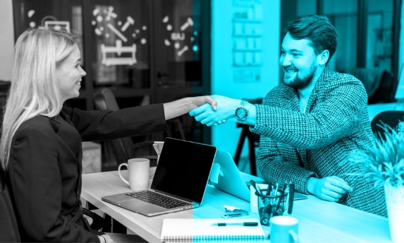 Stratejik bir toplantıda el sıkışan profesyoneller; kurumsal iş birliğini, kilit müşteri ilişkilerini ve uzun vadeli ortaklıkları simgeleyen görsel.