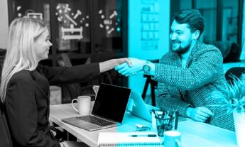 Stratejik bir toplantıda el sıkışan profesyoneller; kurumsal iş birliğini, kilit müşteri ilişkilerini ve uzun vadeli ortaklıkları simgeleyen görsel.