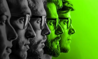 Farklı karakter tiplerini temsil eden, yan yana dizilmiş insan profilleri; iletişimin renkleri ve davranış tercihlerini simgeleyen yeşil ve gri tonlu görsel.