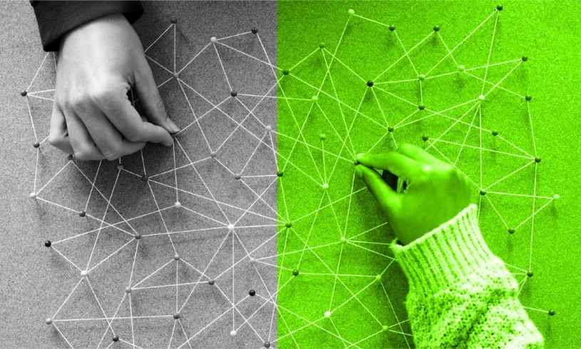 İki elin iplerle karmaşık bir ağ ördüğü, stratejik bağlantıları ve ikna sürecini simgeleyen gri ve yeşil tonlu görsel.