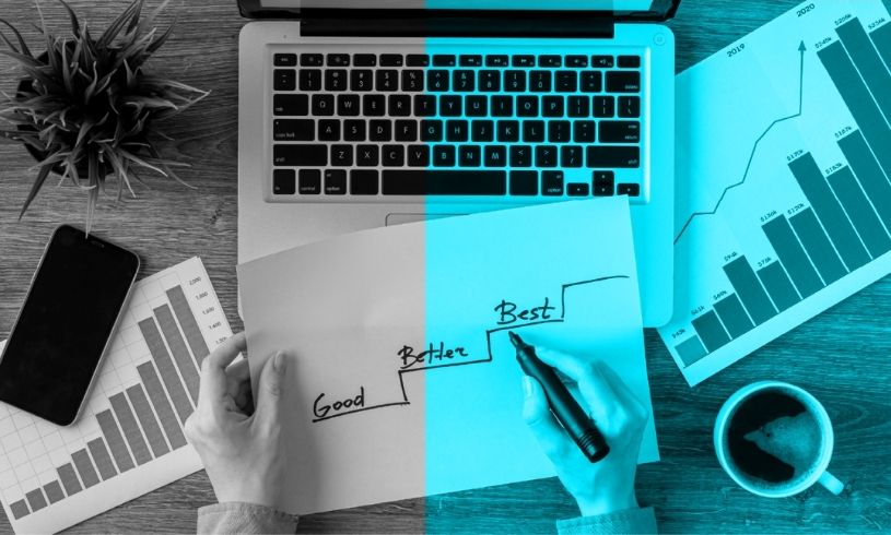 Müşteri ile iletişim kuran ve başarılı bir anlaşmaya imza atan satış profesyoneli; ikna kabiliyetini, satış stratejilerini ve ticari başarıyı simgeleyen görsel.