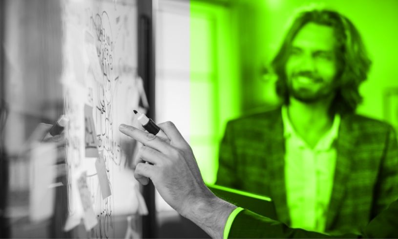 Şeffaf bir tahta üzerinde sunum planı yapan ve notlar alan gülümseyen bir adam figürü; profesyonel sunum becerilerini ve etkili hitabeti simgeleyen yeşil-gri tonlu görsel.