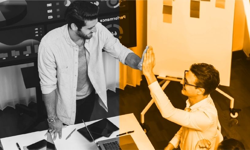 Birbiriyle iletişim halinde olan iki profesyonel; deneyim aktarımını, rehberliği ve mentor-menti ilişkisindeki gelişim sürecini simgeleyen kurumsal görsel.