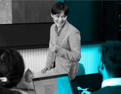 Müşteri ile güleryüzle iletişim kuran bir profesyonel; müşteri memnuniyetini, sadakati ve güçlü ticari bağları simgeleyen görsel.