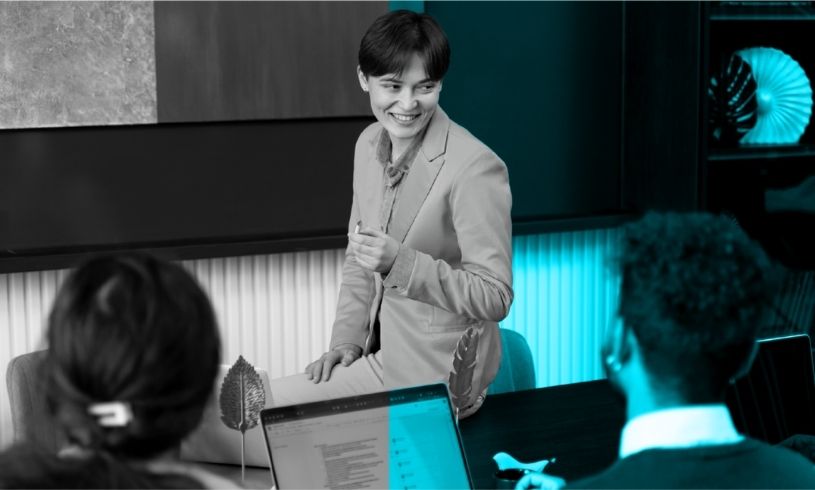 Müşteri ile güleryüzle iletişim kuran bir profesyonel; müşteri memnuniyetini, sadakati ve güçlü ticari bağları simgeleyen görsel.