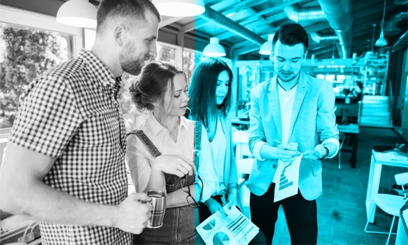 Müzakere masasında karşılıklı konuşan iki profesyonel; stratejik pazarlığı, ikna sürecini, psikolojik etkileşimi ve başarılı bir anlaşmayı simgeleyen görsel.