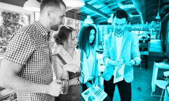 Müzakere masasında karşılıklı konuşan iki profesyonel; stratejik pazarlığı, ikna sürecini, psikolojik etkileşimi ve başarılı bir anlaşmayı simgeleyen görsel.