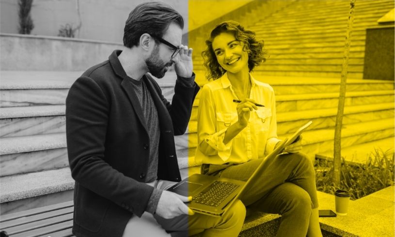 Merdivenlerde oturan bir kadın ve bir erkeğin etkileşimini gösteren, Transaksiyonel Analiz temelli sağlıklı iletişimi ve sosyal becerileri simgeleyen sarı ve gri tonlu görsel.