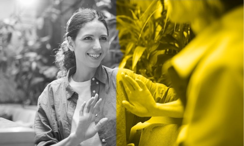 Merdivenlerde oturan bir kadın ve bir erkeğin etkileşimini gösteren, Transaksiyonel Analiz temelli sağlıklı iletişimi ve sosyal becerileri simgeleyen sarı ve gri tonlu görsel.