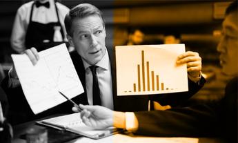 Karşılıklı diyalog halindeki iki profesyonel ve aralarındaki dengeli iletişim akışı; TA ego durumlarını, şeffaf liderliği ve yapıcı geri bildirim sürecini simgeleyen görsel.