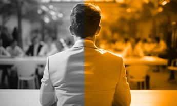 Ofis ortamında ekibine yön veren özgüvenli bir yönetici figürü; bireysel çalışandan liderliğe geçiş sürecini, rol değişimini ve yönetim becerilerini simgeleyen görsel.