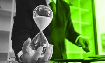 Bir çalışma masasında düzenli notlar, takvim ve kum saati; zamanı verimli kullanmayı, planlamayı ve iş hayatında önceliklendirmeyi simgeleyen görsel.