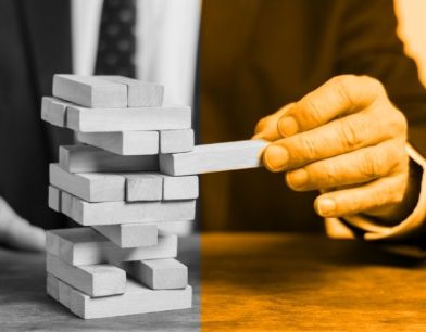 Sisli ve karmaşık bir arka planda net bir yönü gösteren pusula veya ışık kaynağı; kriz anlarında yön bulmayı, risk yönetimini ve stratejik vizyonu simgeleyen görsel.