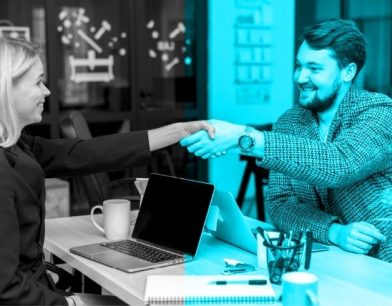 Stratejik bir toplantıda el sıkışan profesyoneller; kurumsal iş birliğini, kilit müşteri ilişkilerini ve uzun vadeli ortaklıkları simgeleyen görsel.