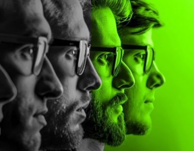 Farklı karakter tiplerini temsil eden, yan yana dizilmiş insan profilleri; iletişimin renkleri ve davranış tercihlerini simgeleyen yeşil ve gri tonlu görsel.