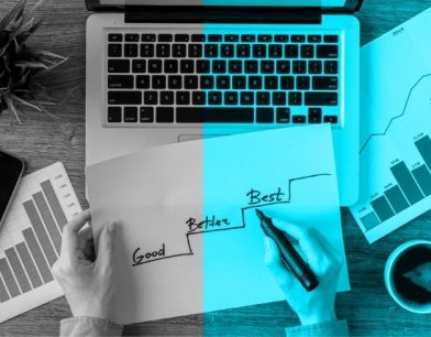 Müşteri ile iletişim kuran ve başarılı bir anlaşmaya imza atan satış profesyoneli; ikna kabiliyetini, satış stratejilerini ve ticari başarıyı simgeleyen görsel.