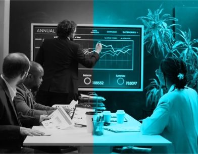 Satış grafiklerini inceleyen bir yönetici ve arkasında dinamik, motive olmuş satış ekibi; hedef odaklılığı, rekor performansı ve ekip başarısını simgeleyen görsel.